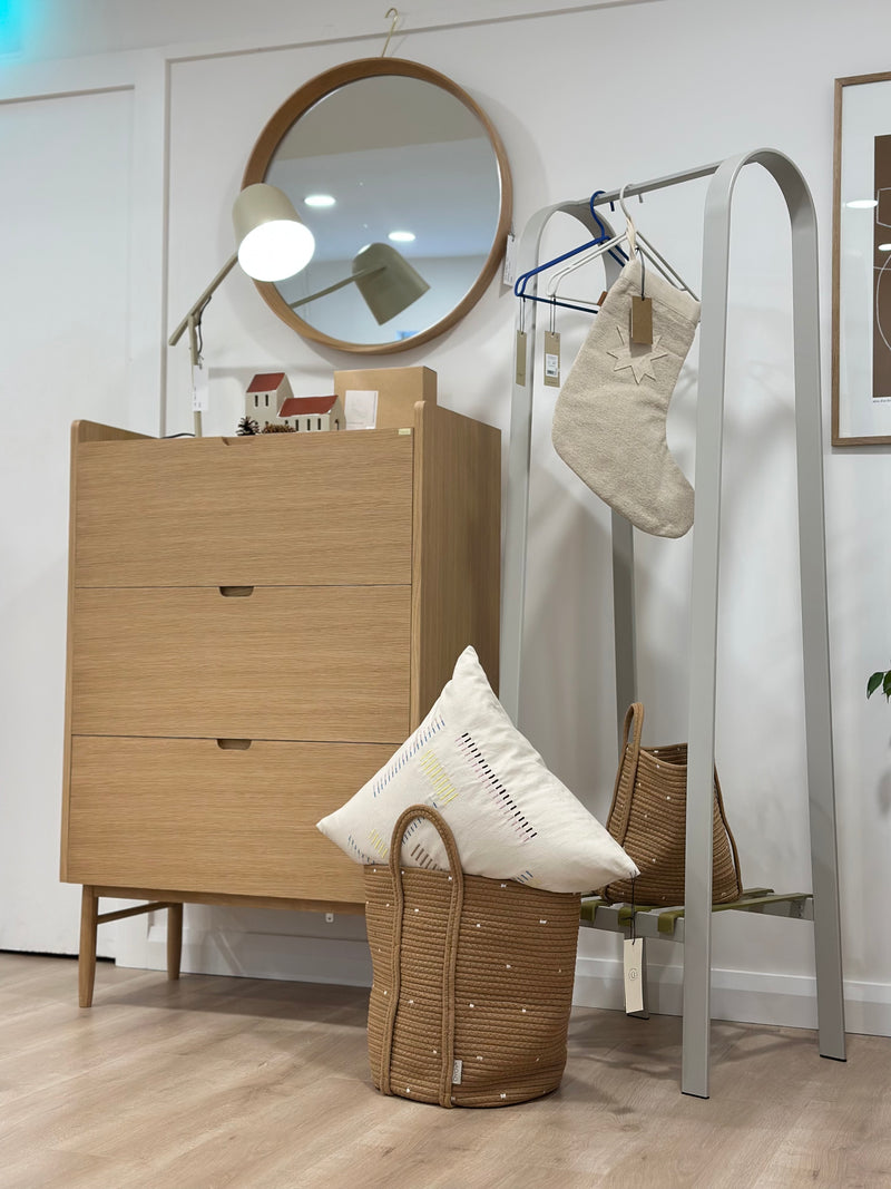 HIDE DRESSER - NATURAL OAK