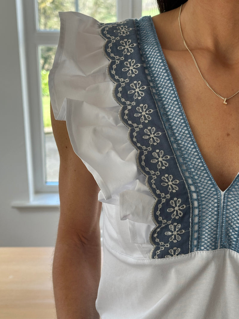 DENIM EMBROIDERED SLEEVE TOP