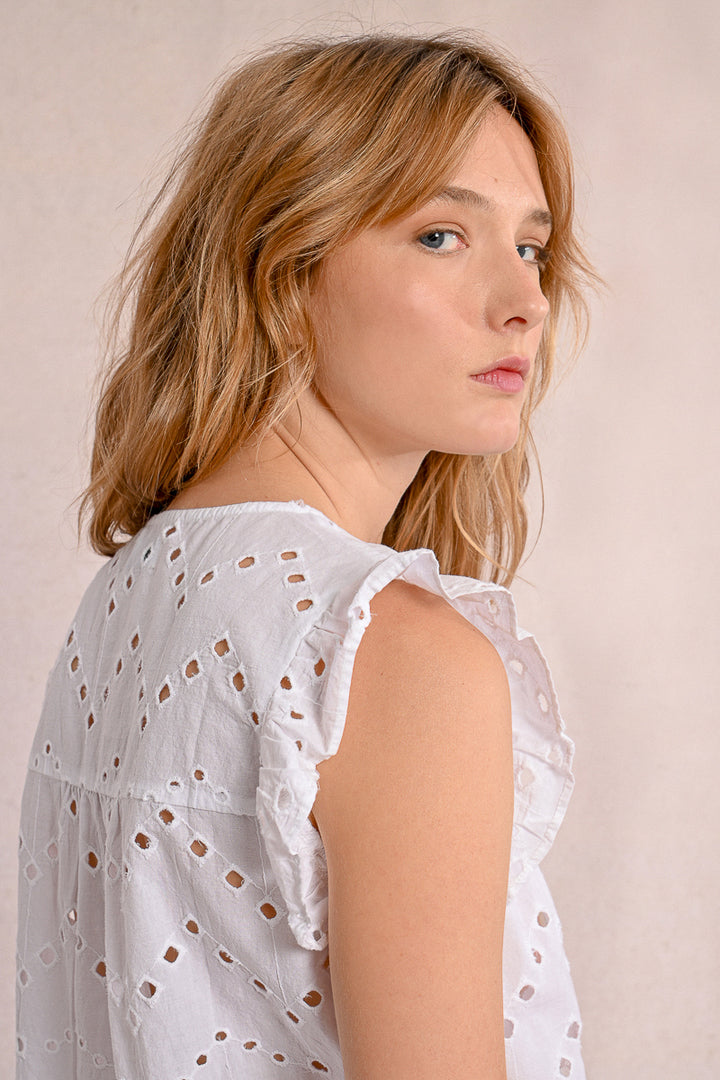 WHITE EMBROIDERY TOP
