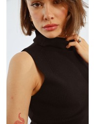 BLACK SLEEVELESS HIGH NECK SWEATER