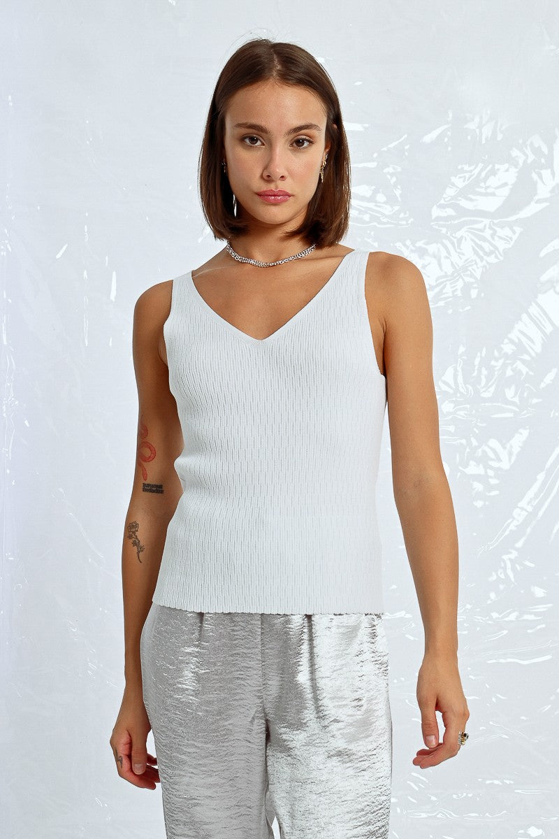 WHITE SLEEVELESS KNIT