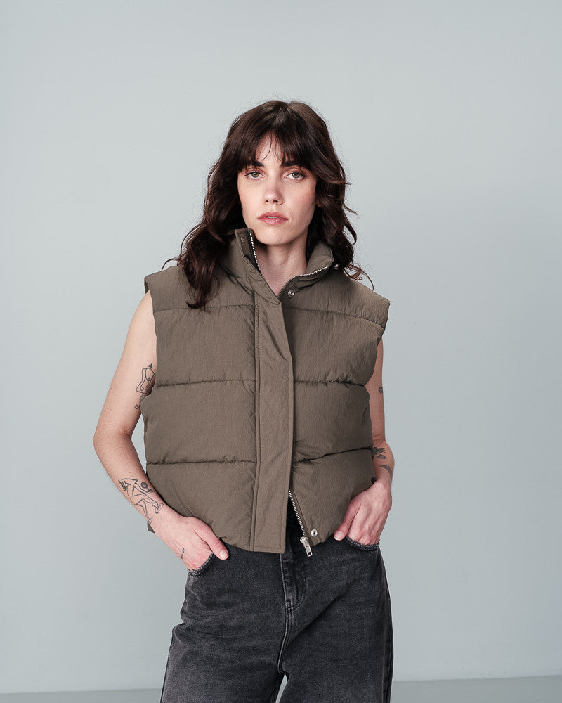 KHAKI SLEEVELESS PUFFA