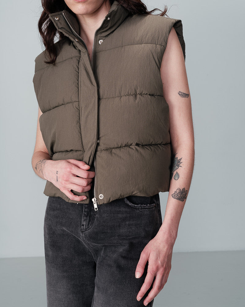 KHAKI SLEEVELESS PUFFA